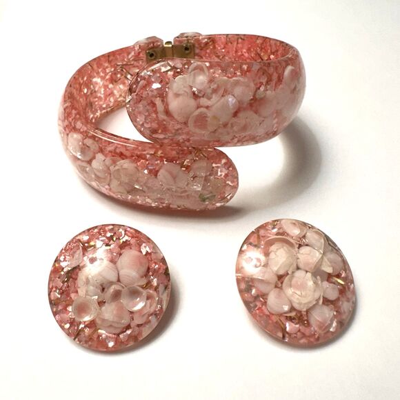 Lucite Confetti Pink Glitter Bypass Bracelet Clip Earring Set Seashells Vintage - Picture 1 of 11